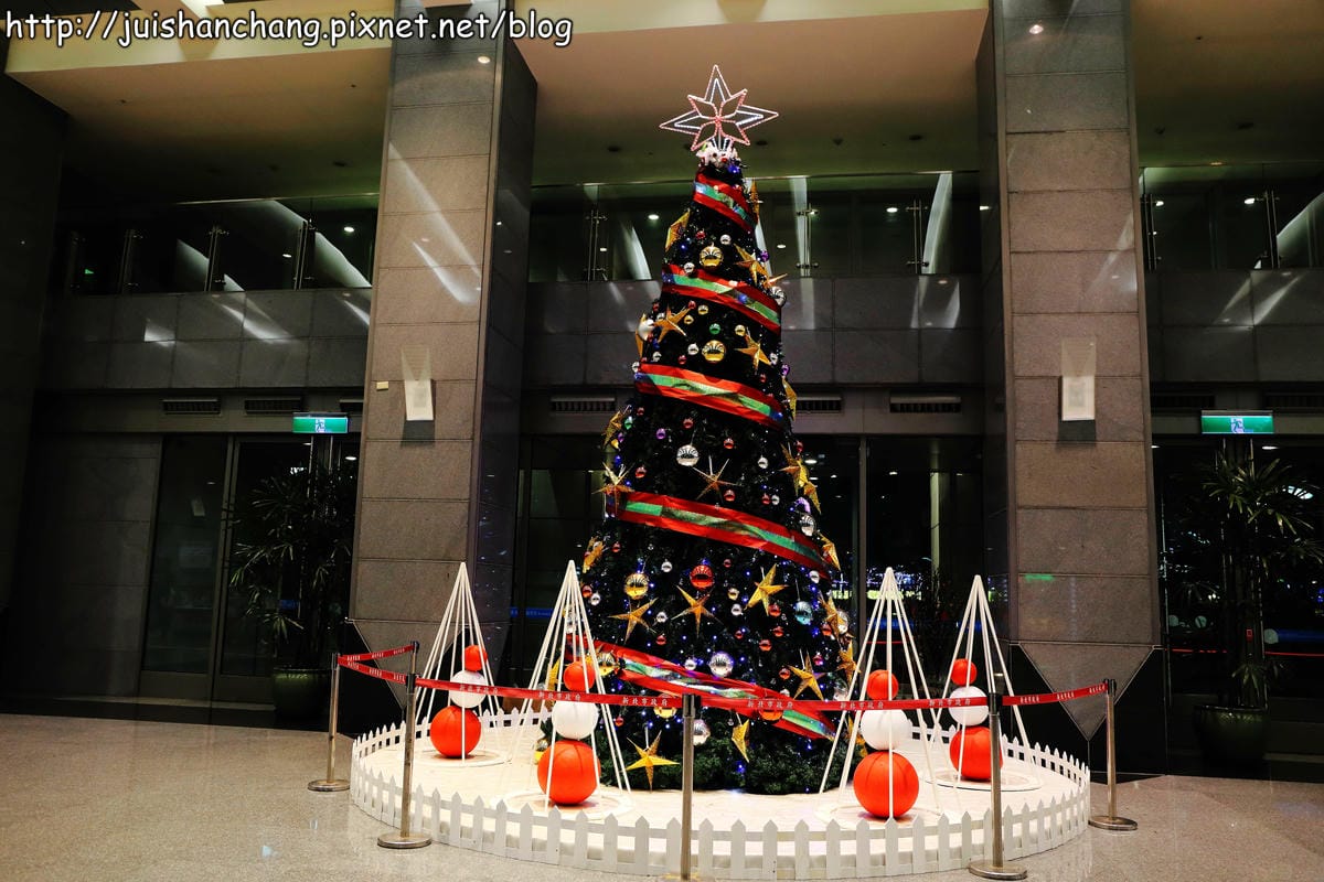 【遊記║新北板橋】2014新北市歡樂耶誕城～倒數1天！馬卡龍LED燈點亮璀璨光芒夜空！