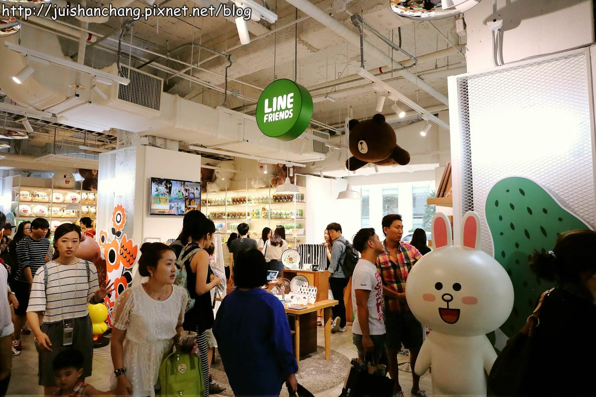 【2014。韓國首爾自由行║乙支路站】LINE Friends STORE專門店～熊大、兔兔、饅頭人‥‥通通都來了！