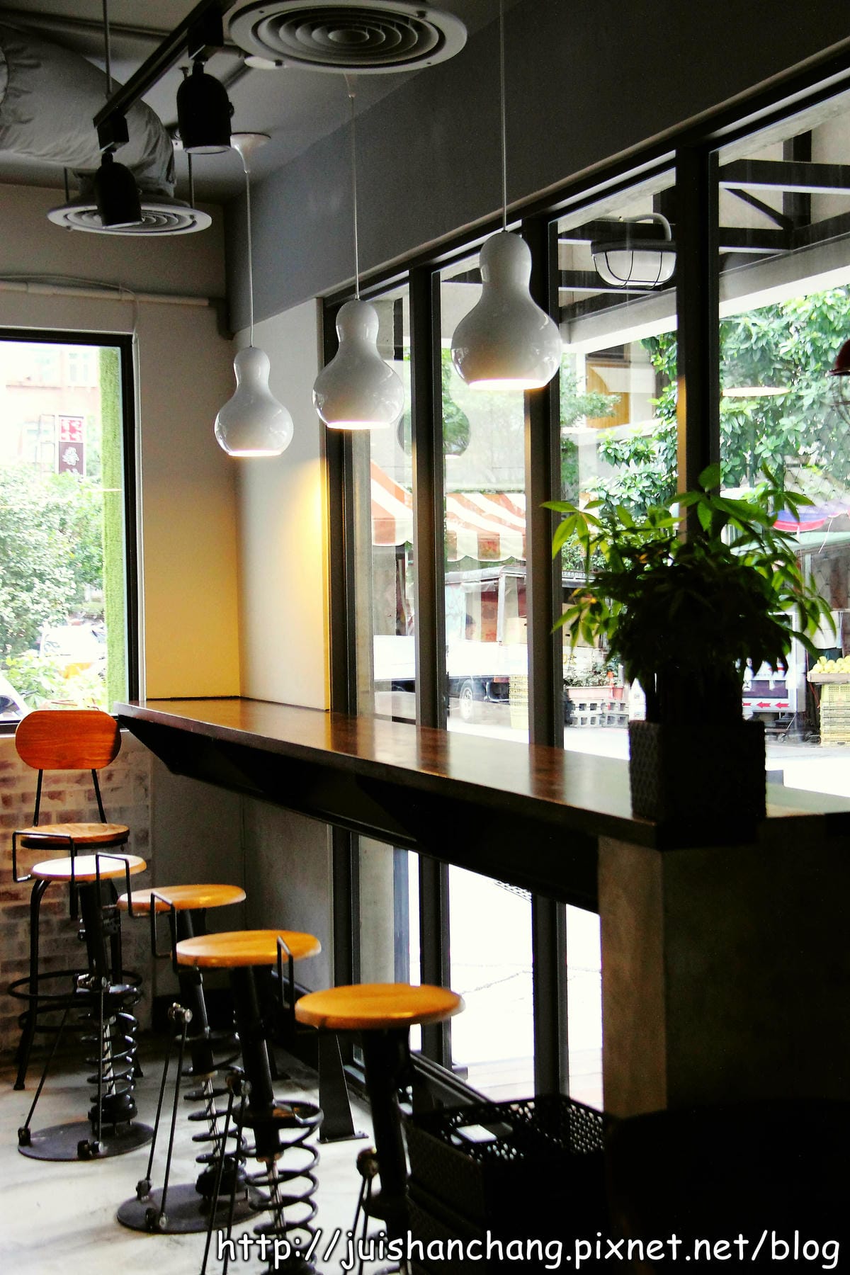 【食記║新北中和】今天不去圖書館，是要去圖書館對面吃早午餐！