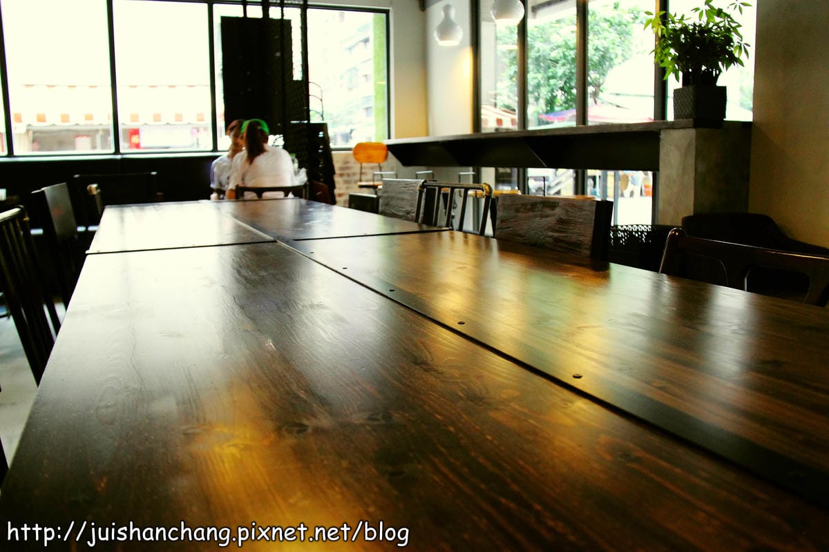 【食記║新北中和】今天不去圖書館，是要去圖書館對面吃早午餐！