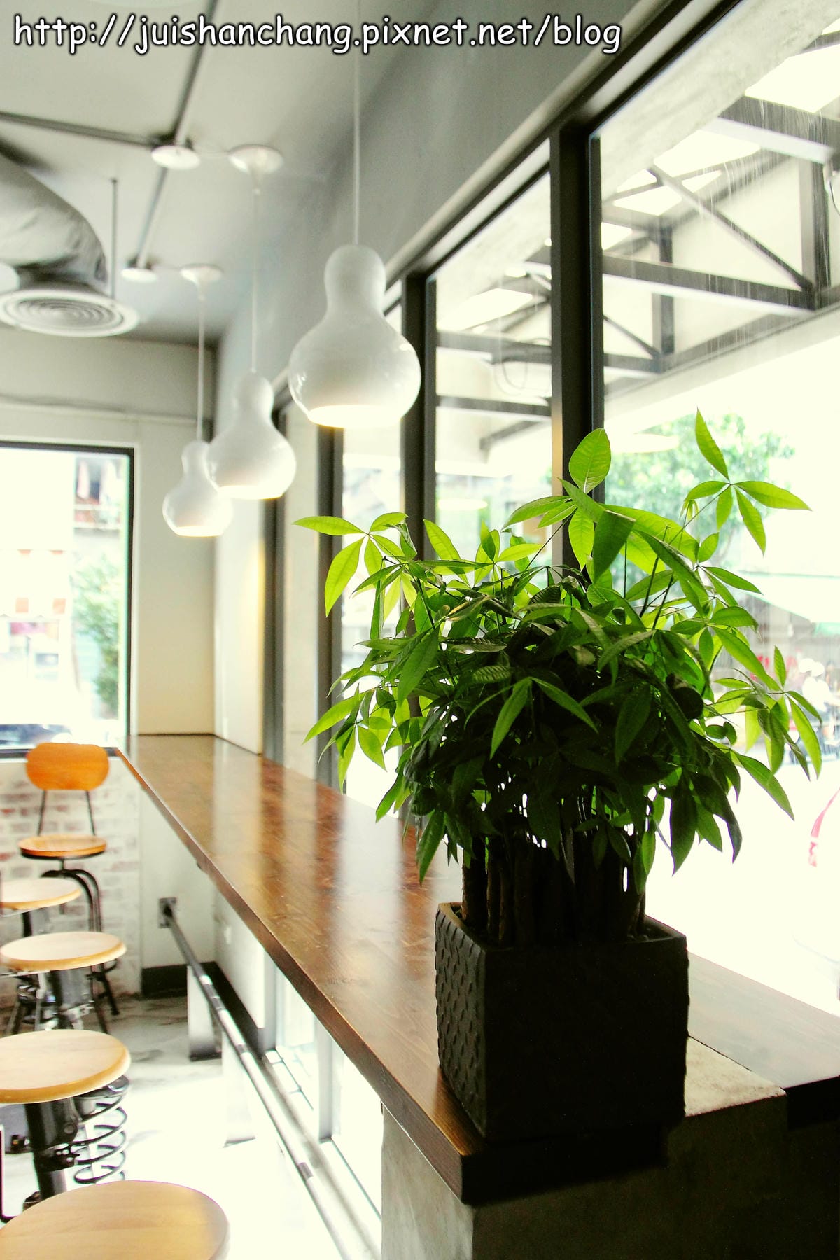 【食記║新北中和】今天不去圖書館，是要去圖書館對面吃早午餐！