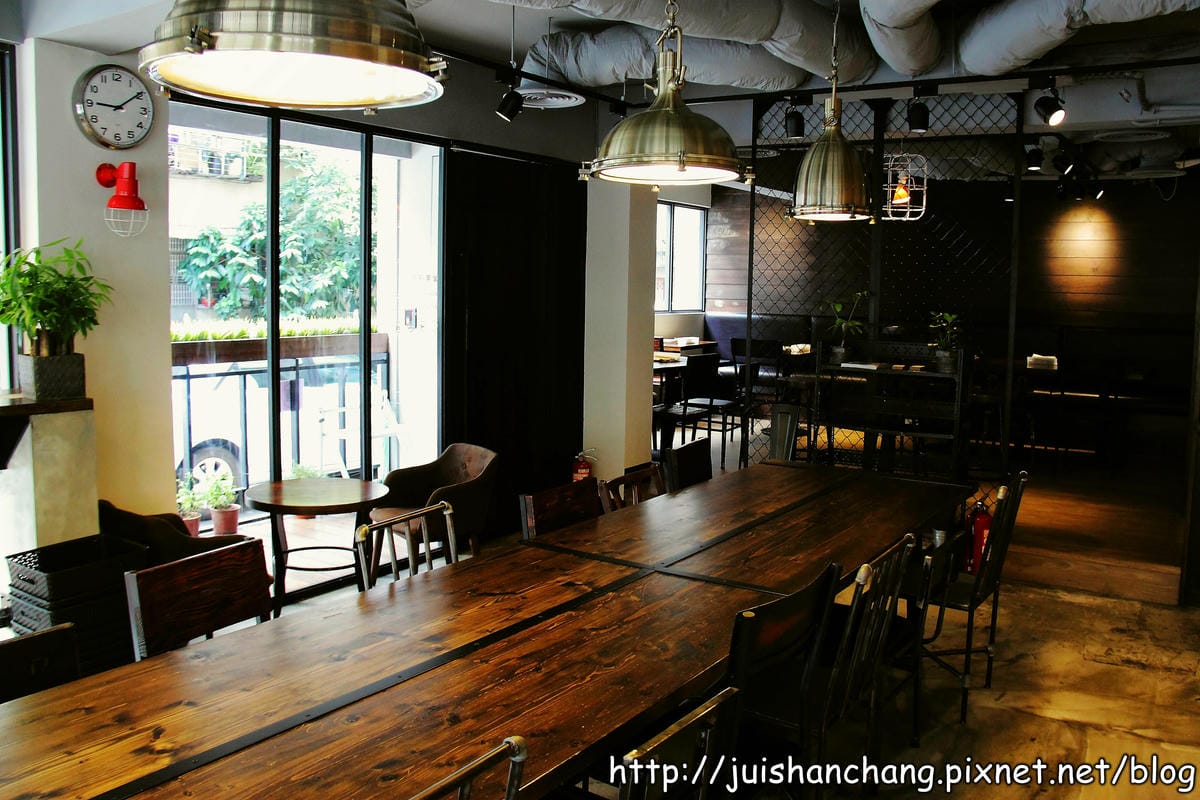 【食記║新北中和】今天不去圖書館，是要去圖書館對面吃早午餐！