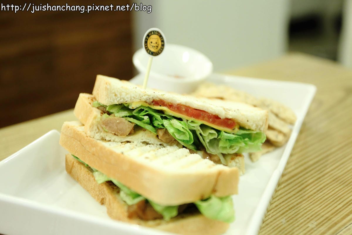 【食記║新北蘆洲】摸摸貓咖啡館～隱身巷弄中的可愛貓咪餐廳，有貓咪坐檯唷！