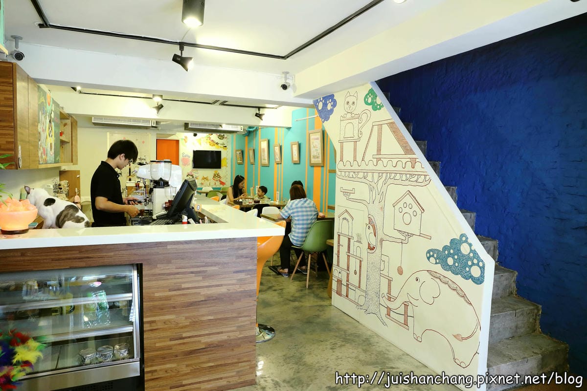 【食記║新北蘆洲】摸摸貓咖啡館～隱身巷弄中的可愛貓咪餐廳，有貓咪坐檯唷！