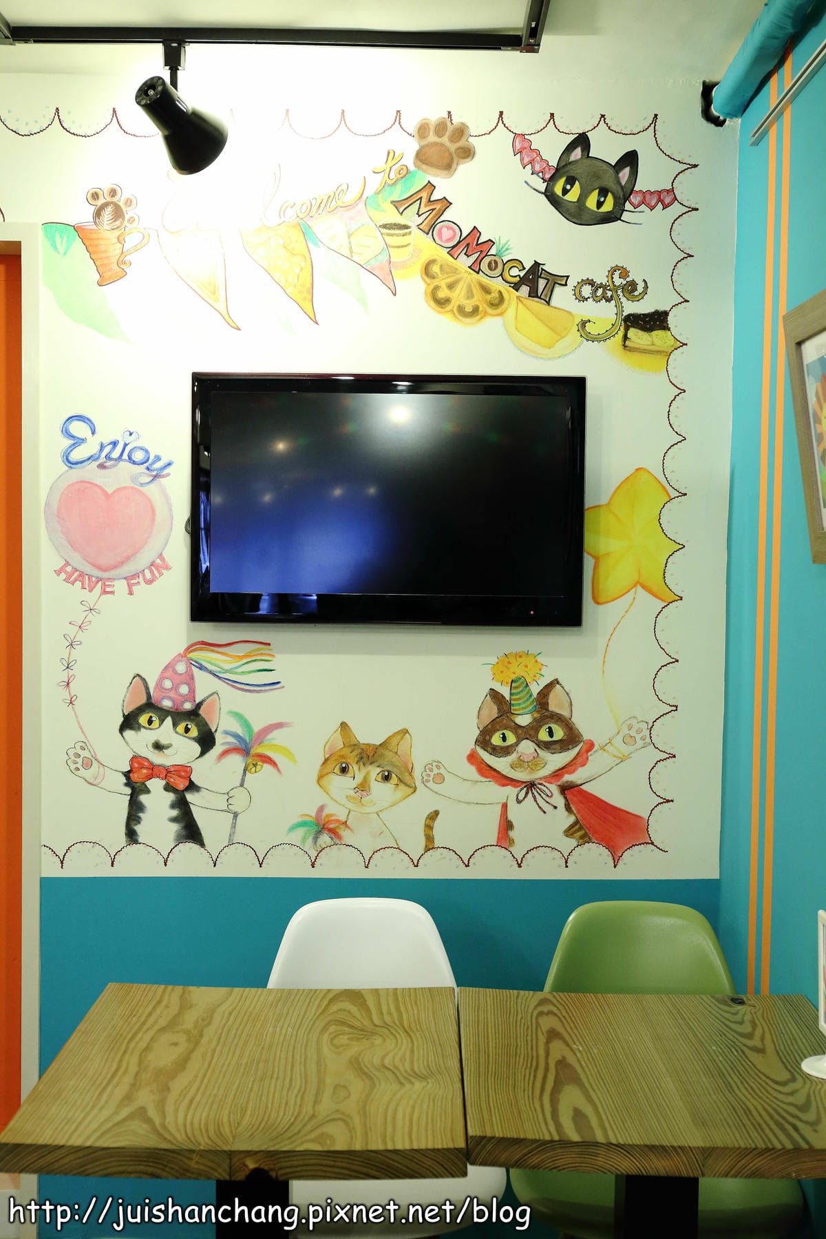 【食記║新北蘆洲】摸摸貓咖啡館～隱身巷弄中的可愛貓咪餐廳，有貓咪坐檯唷！