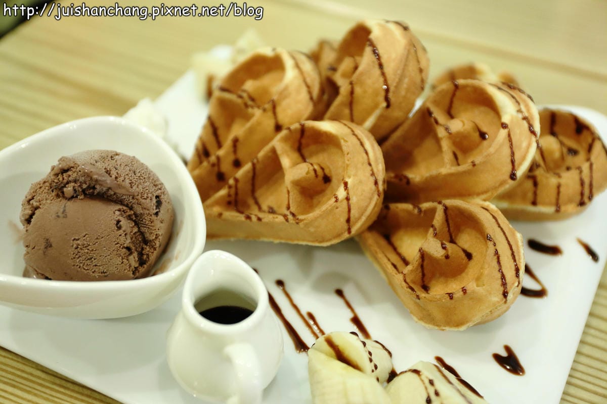 【食記║新北蘆洲】摸摸貓咖啡館～隱身巷弄中的可愛貓咪餐廳，有貓咪坐檯唷！