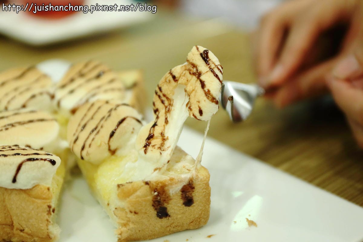 【食記║新北蘆洲】摸摸貓咖啡館～隱身巷弄中的可愛貓咪餐廳，有貓咪坐檯唷！