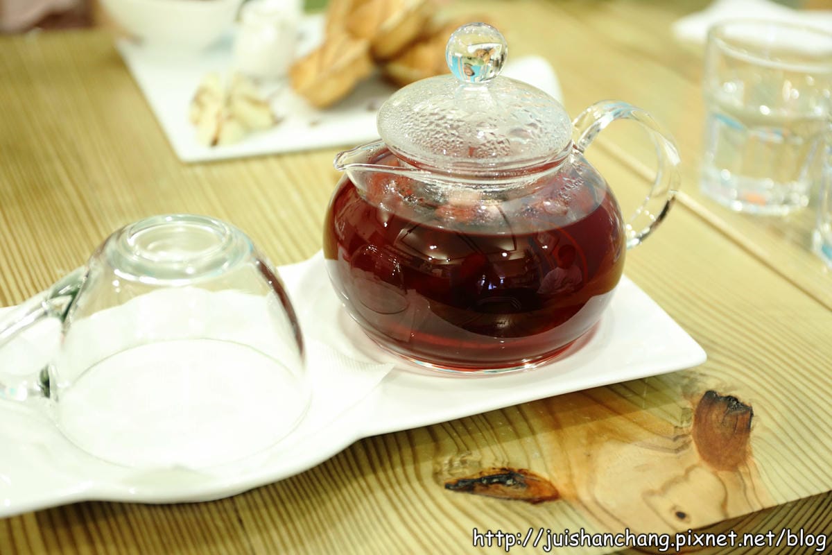 【食記║新北蘆洲】摸摸貓咖啡館～隱身巷弄中的可愛貓咪餐廳，有貓咪坐檯唷！