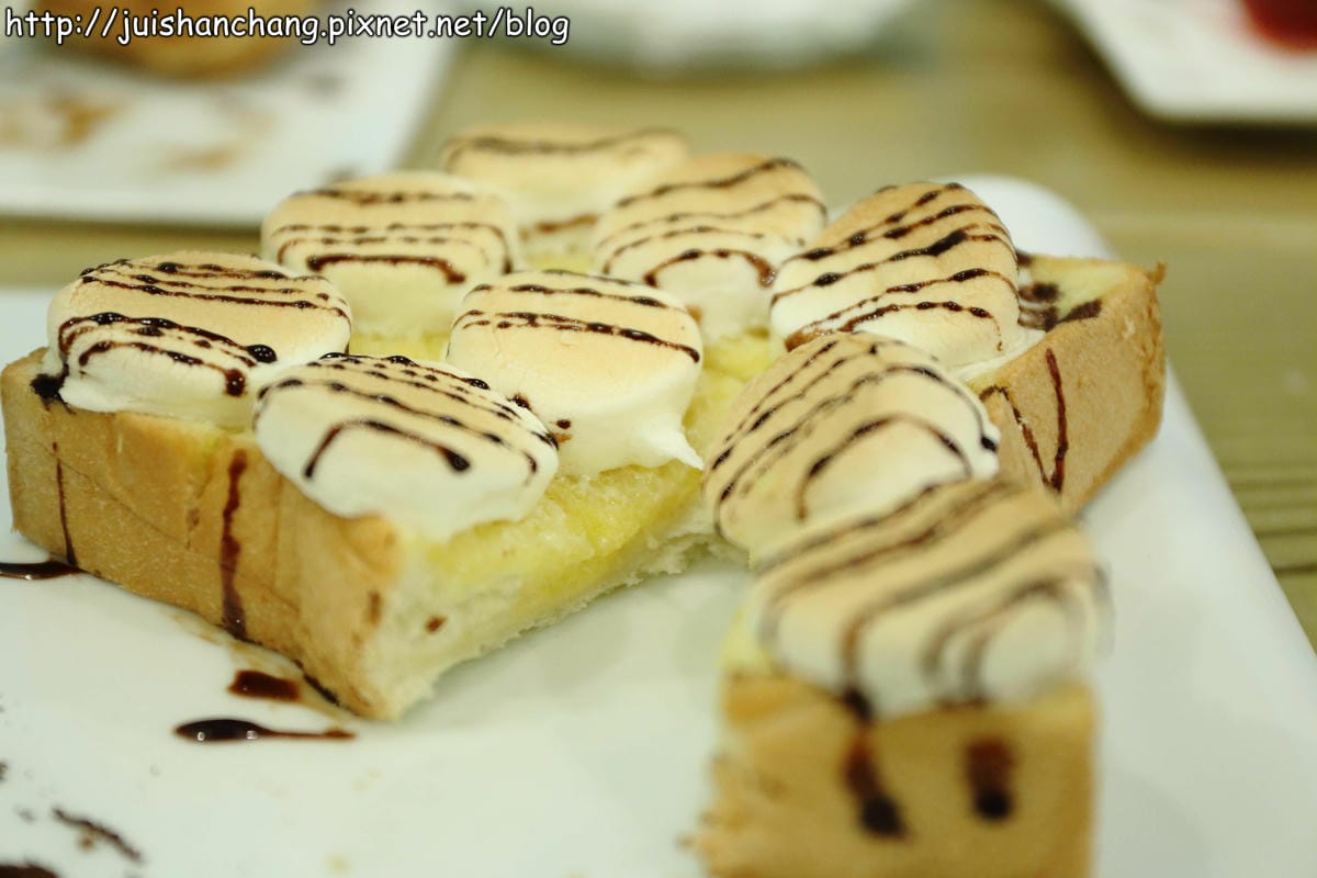 【食記║新北蘆洲】摸摸貓咖啡館～隱身巷弄中的可愛貓咪餐廳，有貓咪坐檯唷！