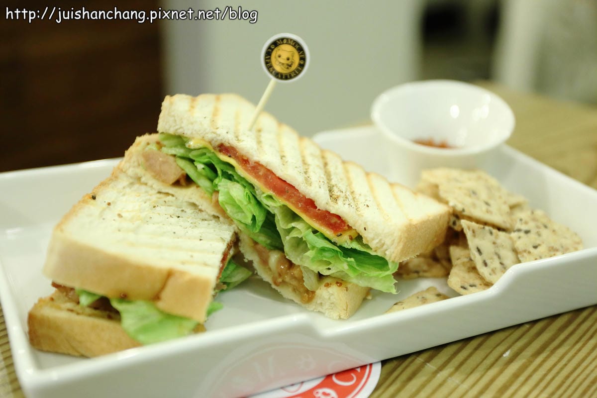 【食記║新北蘆洲】摸摸貓咖啡館～隱身巷弄中的可愛貓咪餐廳，有貓咪坐檯唷！