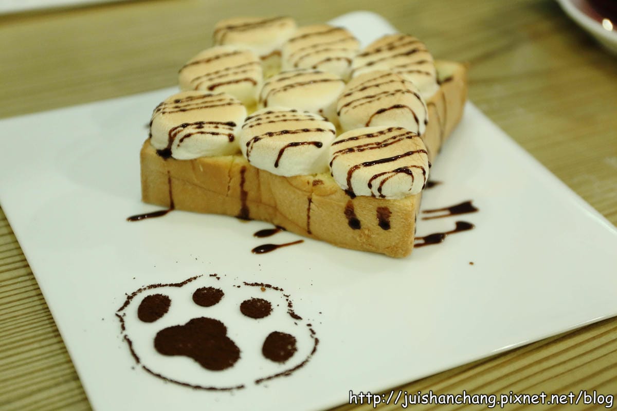 【食記║新北蘆洲】摸摸貓咖啡館～隱身巷弄中的可愛貓咪餐廳，有貓咪坐檯唷！