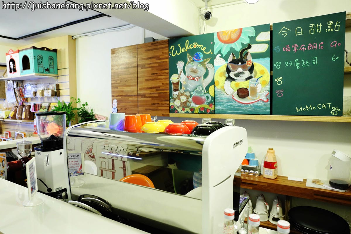 【食記║新北蘆洲】摸摸貓咖啡館～隱身巷弄中的可愛貓咪餐廳，有貓咪坐檯唷！