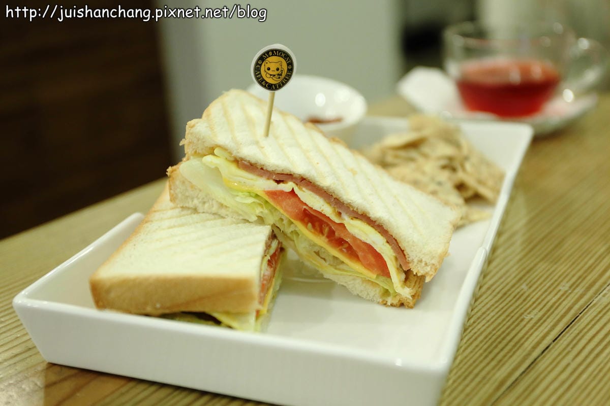 【食記║新北蘆洲】摸摸貓咖啡館～隱身巷弄中的可愛貓咪餐廳，有貓咪坐檯唷！