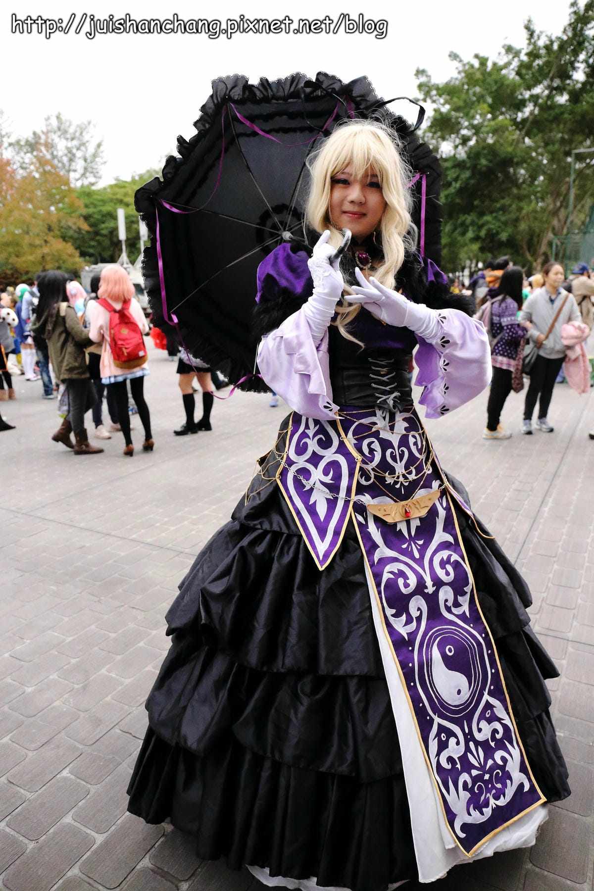 【展覽║台北】台大體育館  COSPLAY登場～辣妹露小蠻腰盛裝赴會