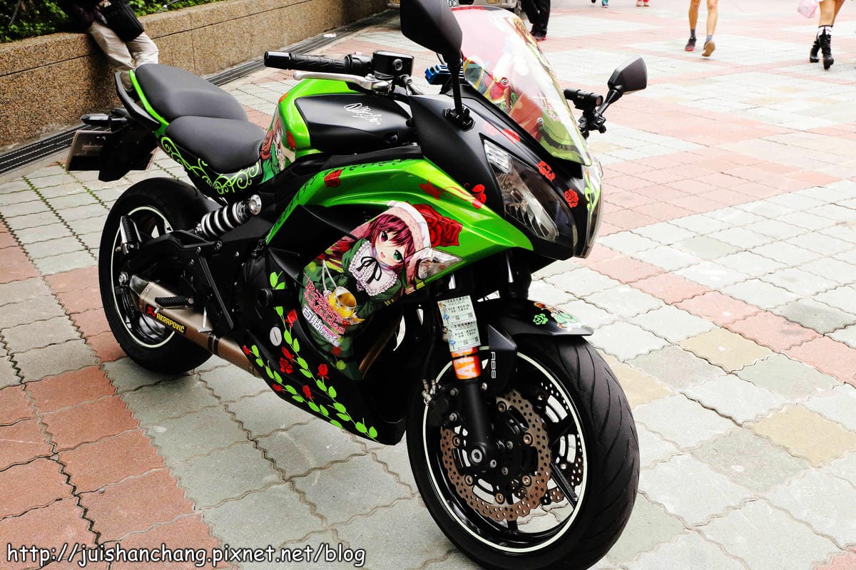 【展覽║台北】台大體育館  COSPLAY登場～辣妹露小蠻腰盛裝赴會