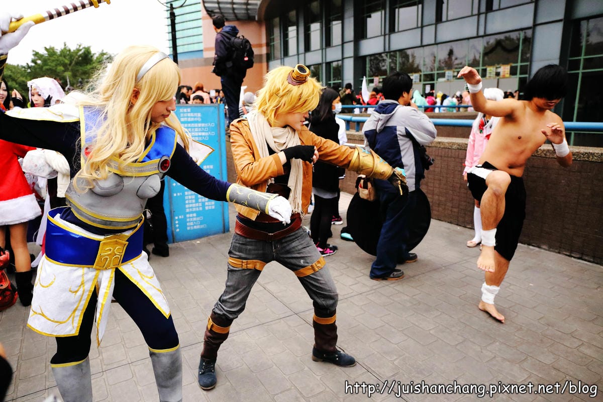 【展覽║台北】台大體育館  COSPLAY登場～辣妹露小蠻腰盛裝赴會