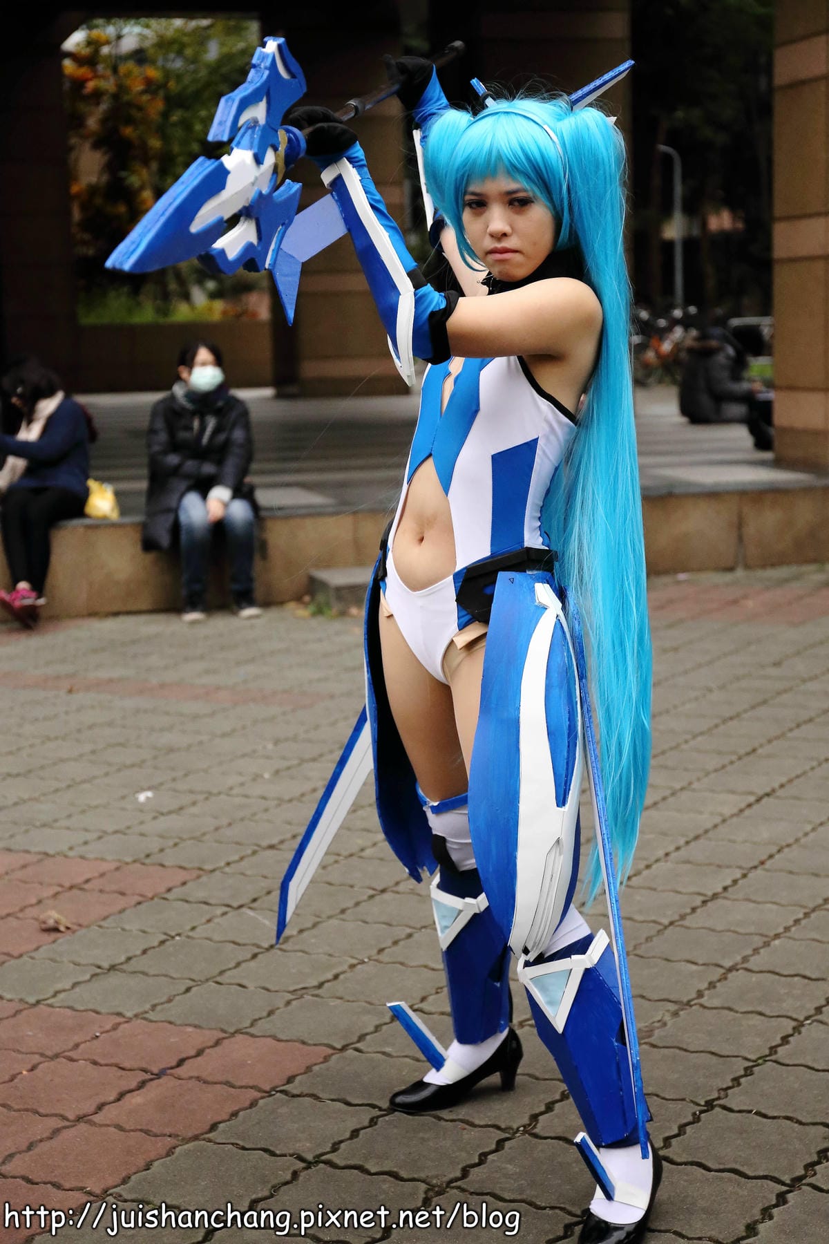 【展覽║台北】台大體育館  COSPLAY登場～辣妹露小蠻腰盛裝赴會