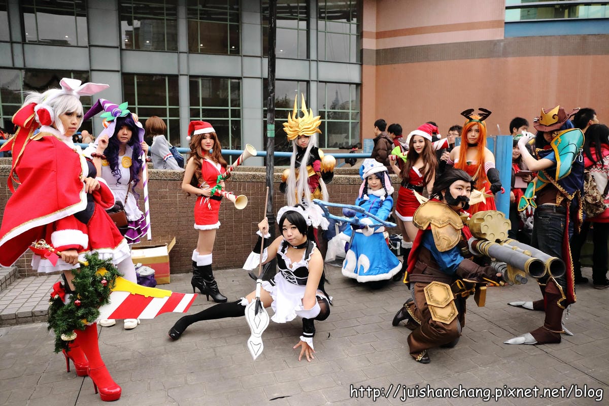 【展覽║台北】台大體育館  COSPLAY登場～辣妹露小蠻腰盛裝赴會