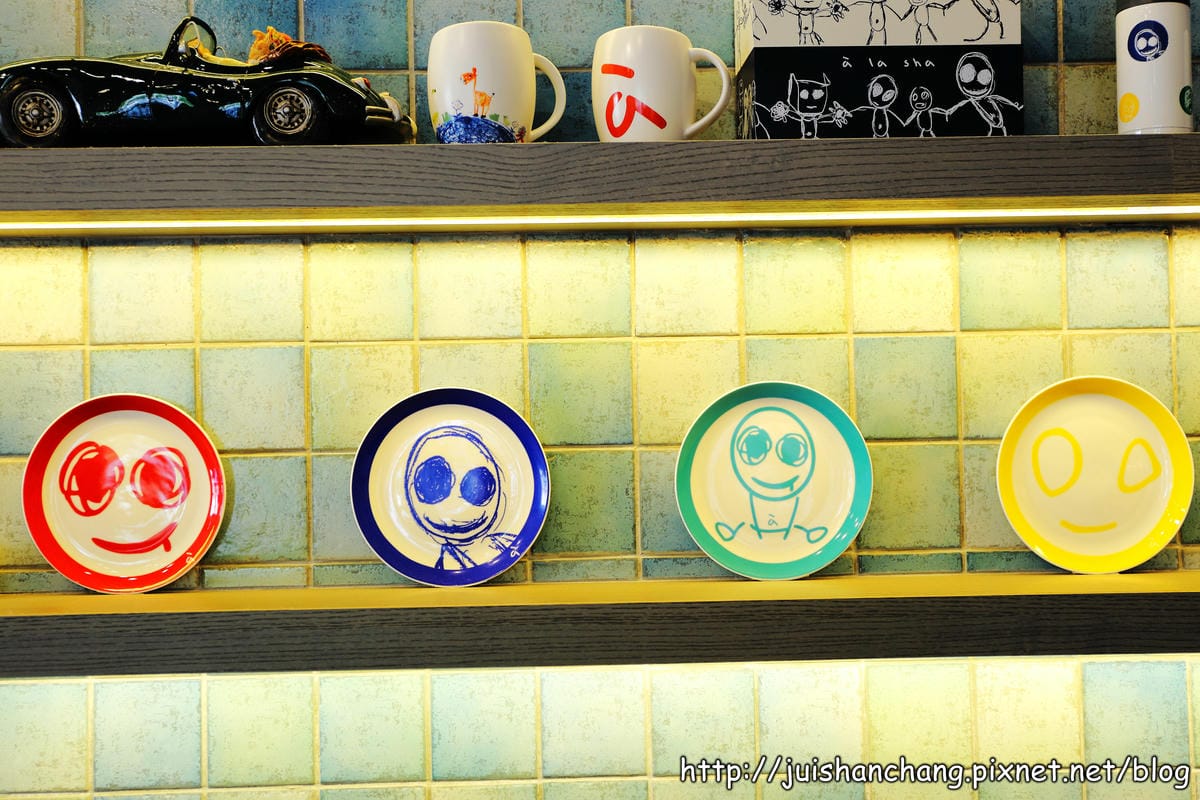 【食記║台中】à la sha cafe複合式主題餐廳～咦？！阿財也會煮咖啡？！