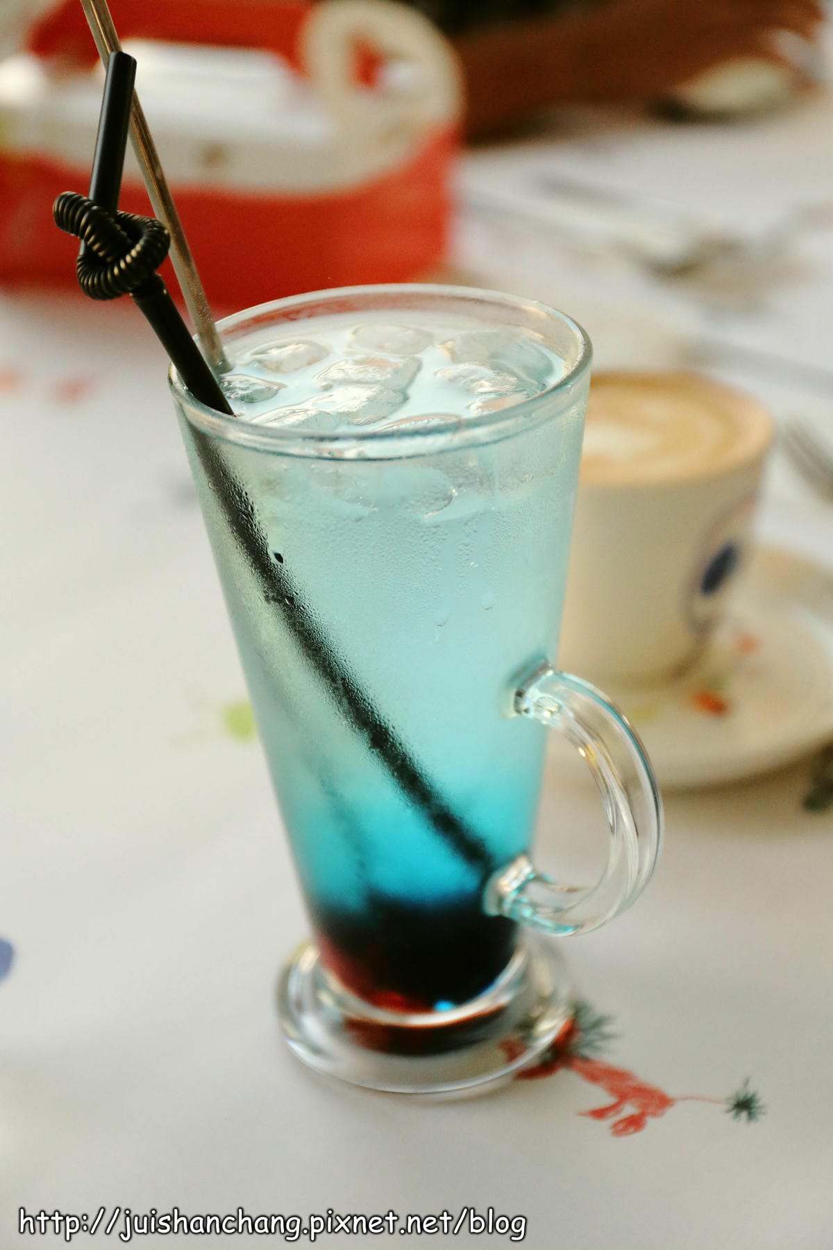 【食記║台中】à la sha cafe複合式主題餐廳～咦？！阿財也會煮咖啡？！