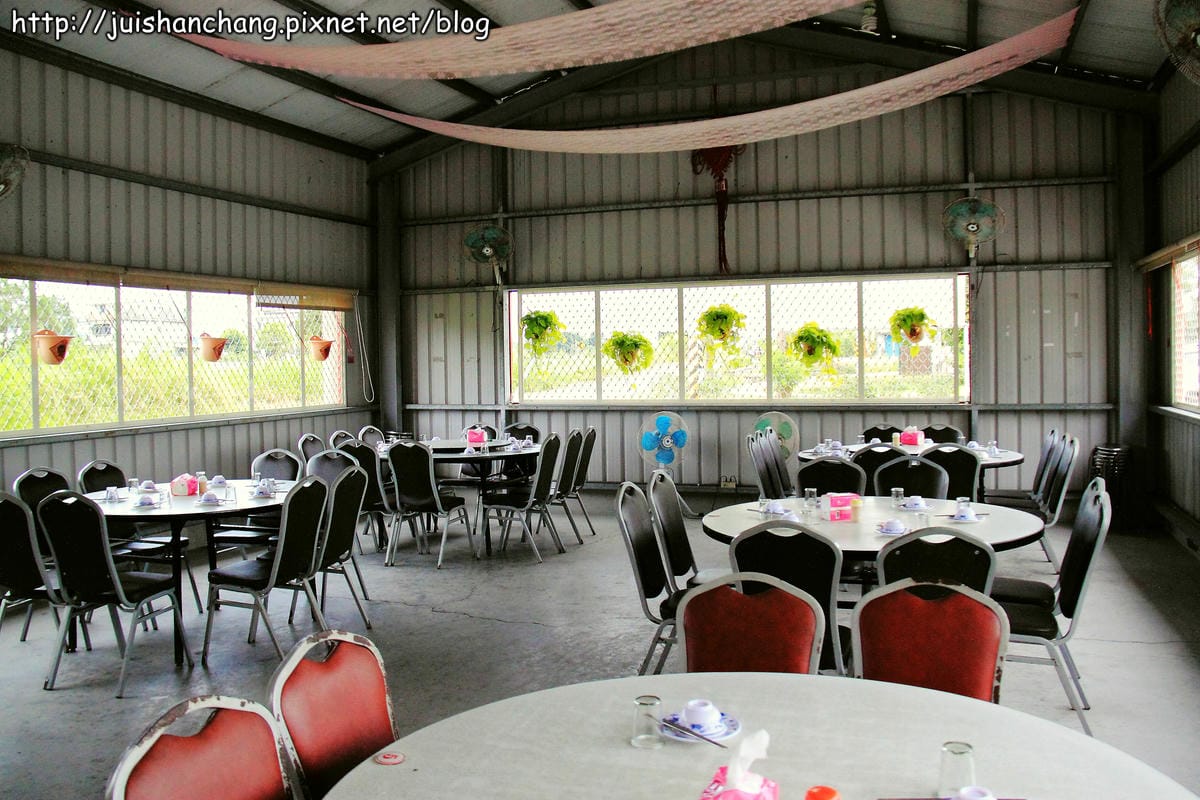 【食‖宜蘭】雷公埤冷泉碳烤～宜蘭隱藏版美食，大嗑烤魚，現撈ㄟ才敢大聲！