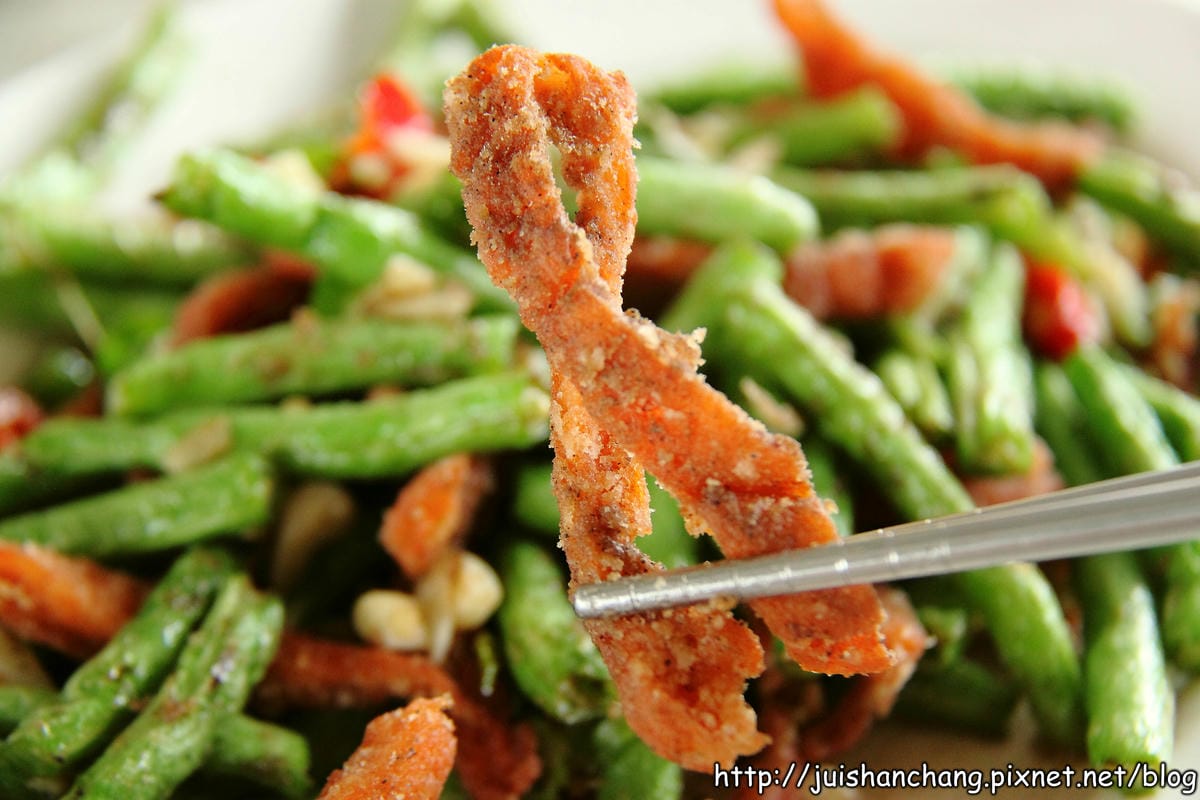 【食‖宜蘭】雷公埤冷泉碳烤～宜蘭隱藏版美食，大嗑烤魚，現撈ㄟ才敢大聲！