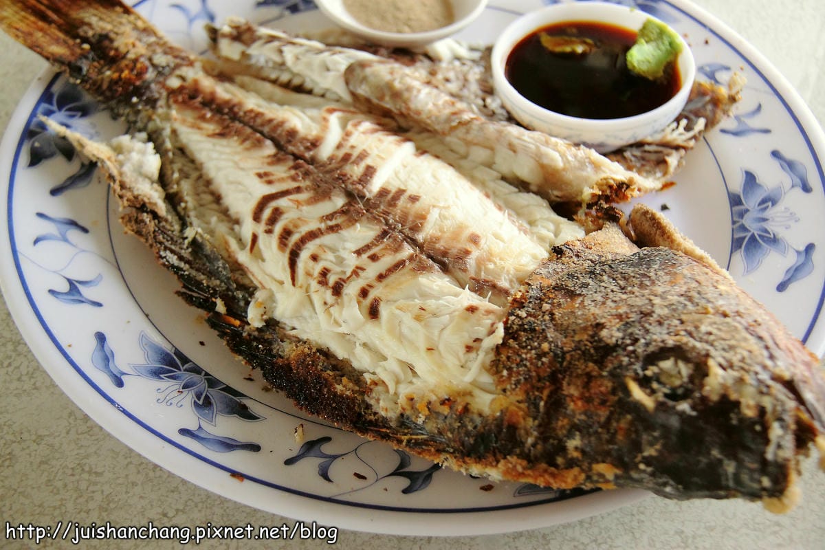 【食‖宜蘭】雷公埤冷泉碳烤～宜蘭隱藏版美食，大嗑烤魚，現撈ㄟ才敢大聲！