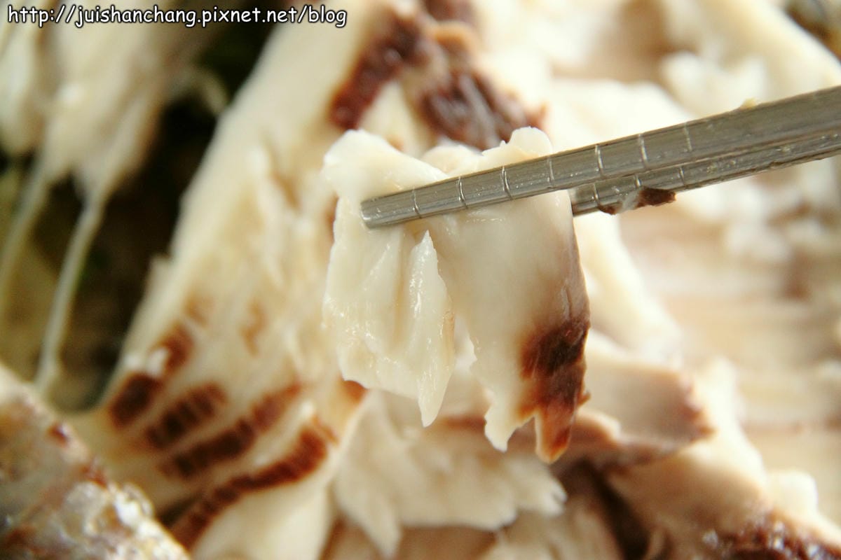 【食‖宜蘭】雷公埤冷泉碳烤～宜蘭隱藏版美食，大嗑烤魚，現撈ㄟ才敢大聲！