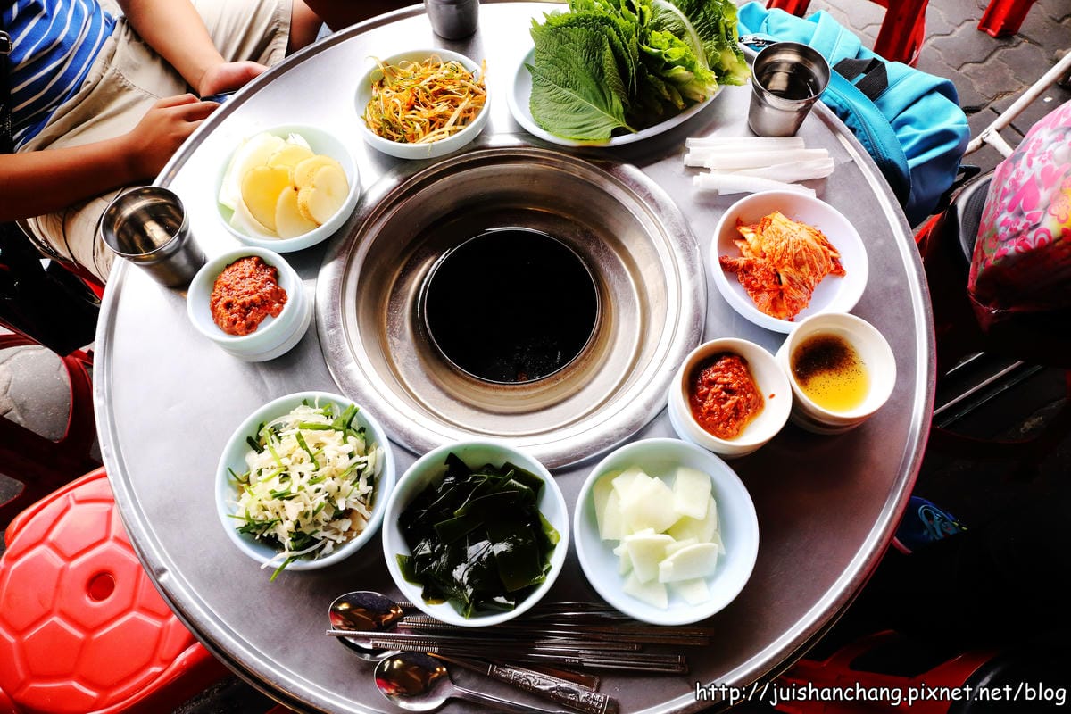 【2014。韓國首爾自由行║弘大站】홍익숮불갈비弘益炭火烤肉～吃不膩肥到無怨尤……