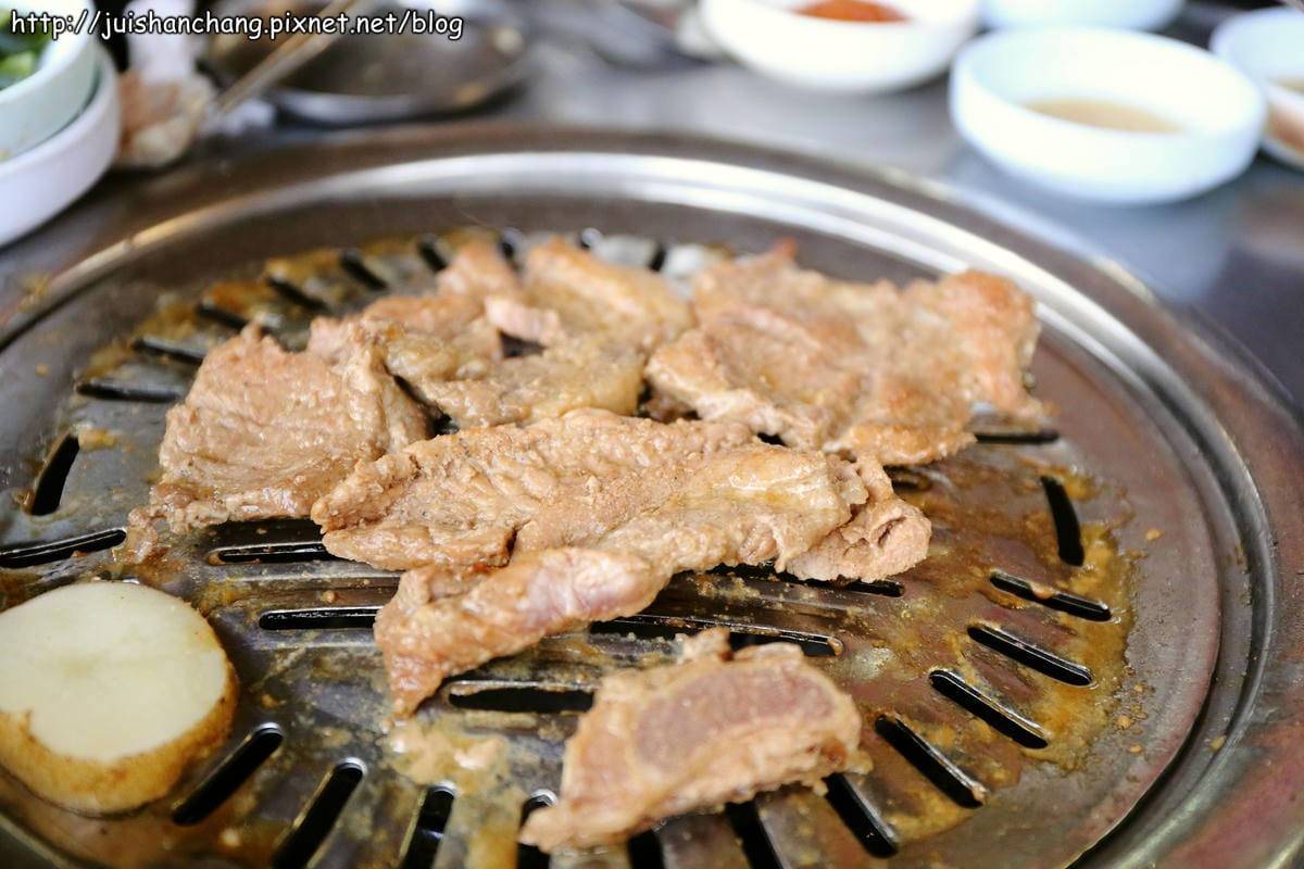 【2014。韓國首爾自由行║弘大站】홍익숮불갈비弘益炭火烤肉～吃不膩肥到無怨尤……