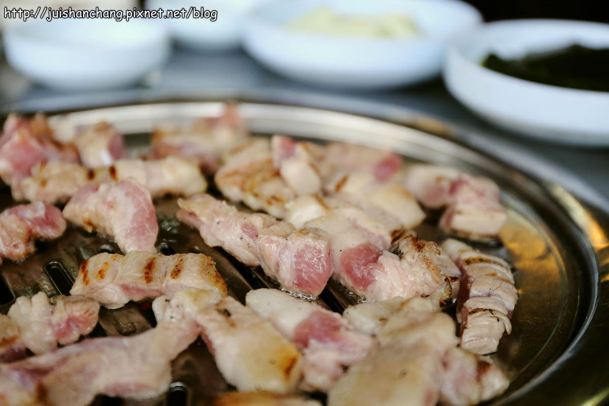 【2014。韓國首爾自由行║弘大站】홍익숮불갈비弘益炭火烤肉～吃不膩肥到無怨尤……