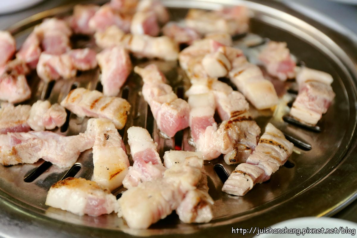 【2014。韓國首爾自由行║弘大站】홍익숮불갈비弘益炭火烤肉～吃不膩肥到無怨尤……