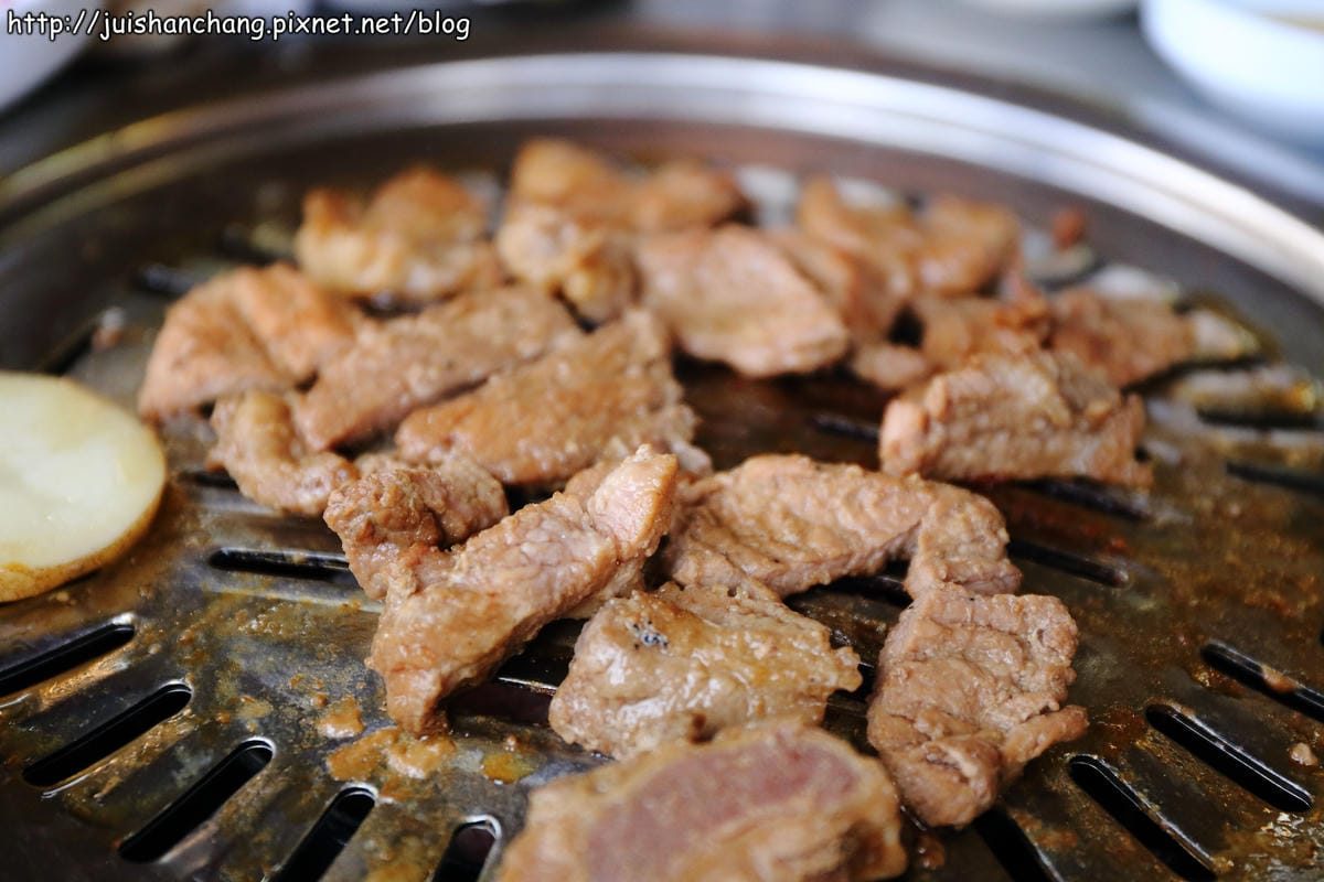 【2014。韓國首爾自由行║弘大站】홍익숮불갈비弘益炭火烤肉～吃不膩肥到無怨尤……