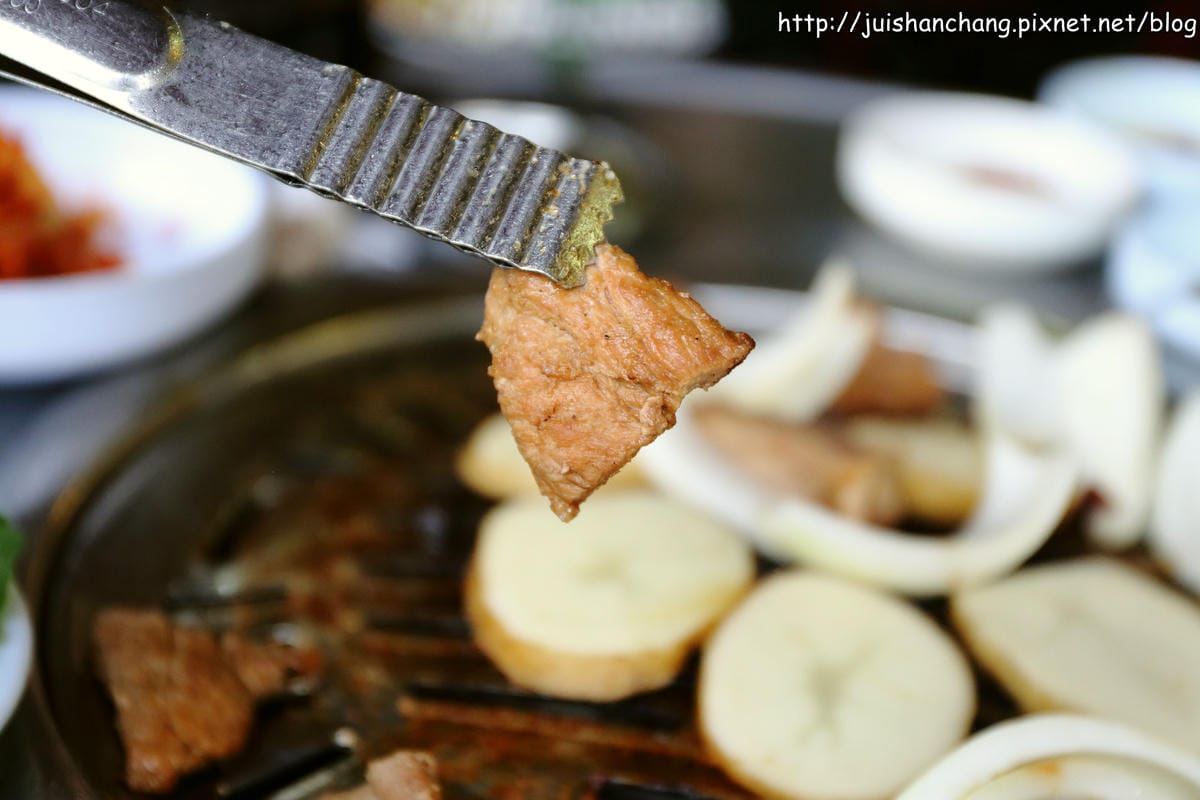 【2014。韓國首爾自由行║弘大站】홍익숮불갈비弘益炭火烤肉～吃不膩肥到無怨尤……