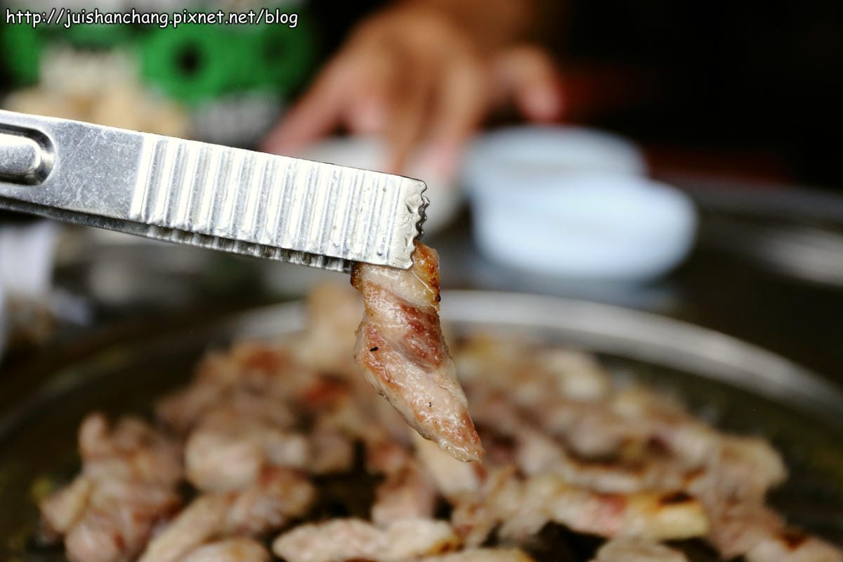 【2014。韓國首爾自由行║弘大站】홍익숮불갈비弘益炭火烤肉～吃不膩肥到無怨尤……