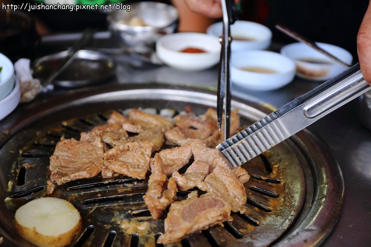 【2014。韓國首爾自由行║弘大站】홍익숮불갈비弘益炭火烤肉～吃不膩肥到無怨尤……