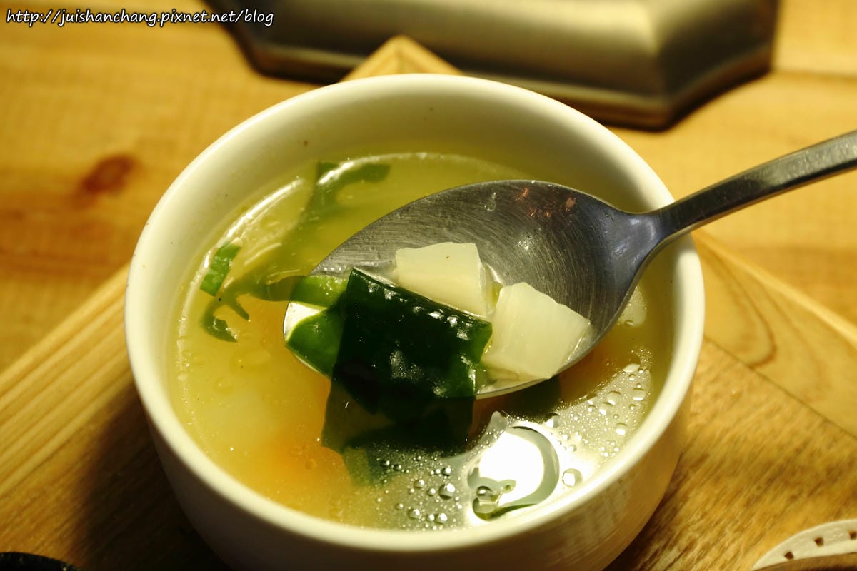 【食║台北】南西六號公寓～鐵鍋鬆餅與狗店長Peko的親密時光，吠～