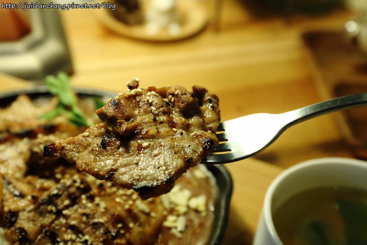 【食║台北】南西六號公寓～鐵鍋鬆餅與狗店長Peko的親密時光，吠～