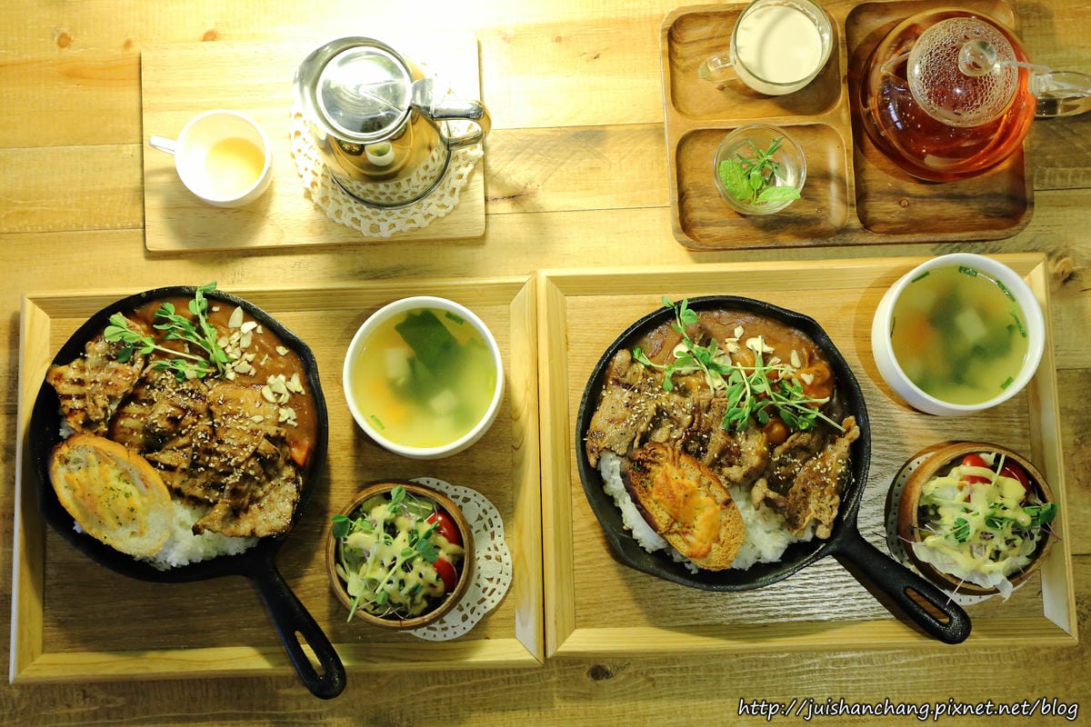 【食║台北】南西六號公寓～鐵鍋鬆餅與狗店長Peko的親密時光，吠～