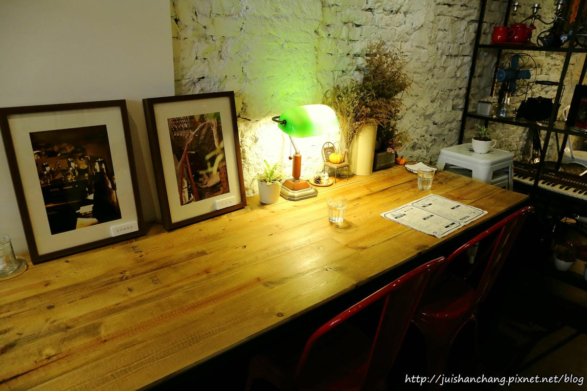 【食║台北】南西六號公寓～鐵鍋鬆餅與狗店長Peko的親密時光，吠～