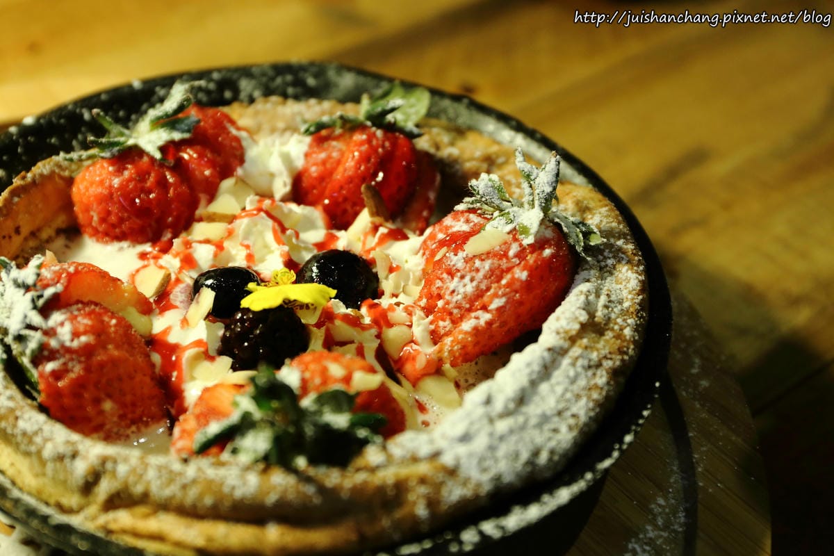 【食║台北】南西六號公寓～鐵鍋鬆餅與狗店長Peko的親密時光，吠～