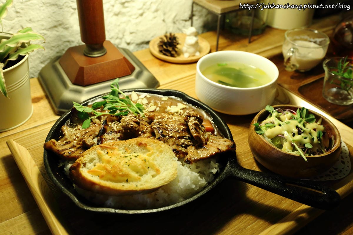 【食║台北】南西六號公寓～鐵鍋鬆餅與狗店長Peko的親密時光，吠～