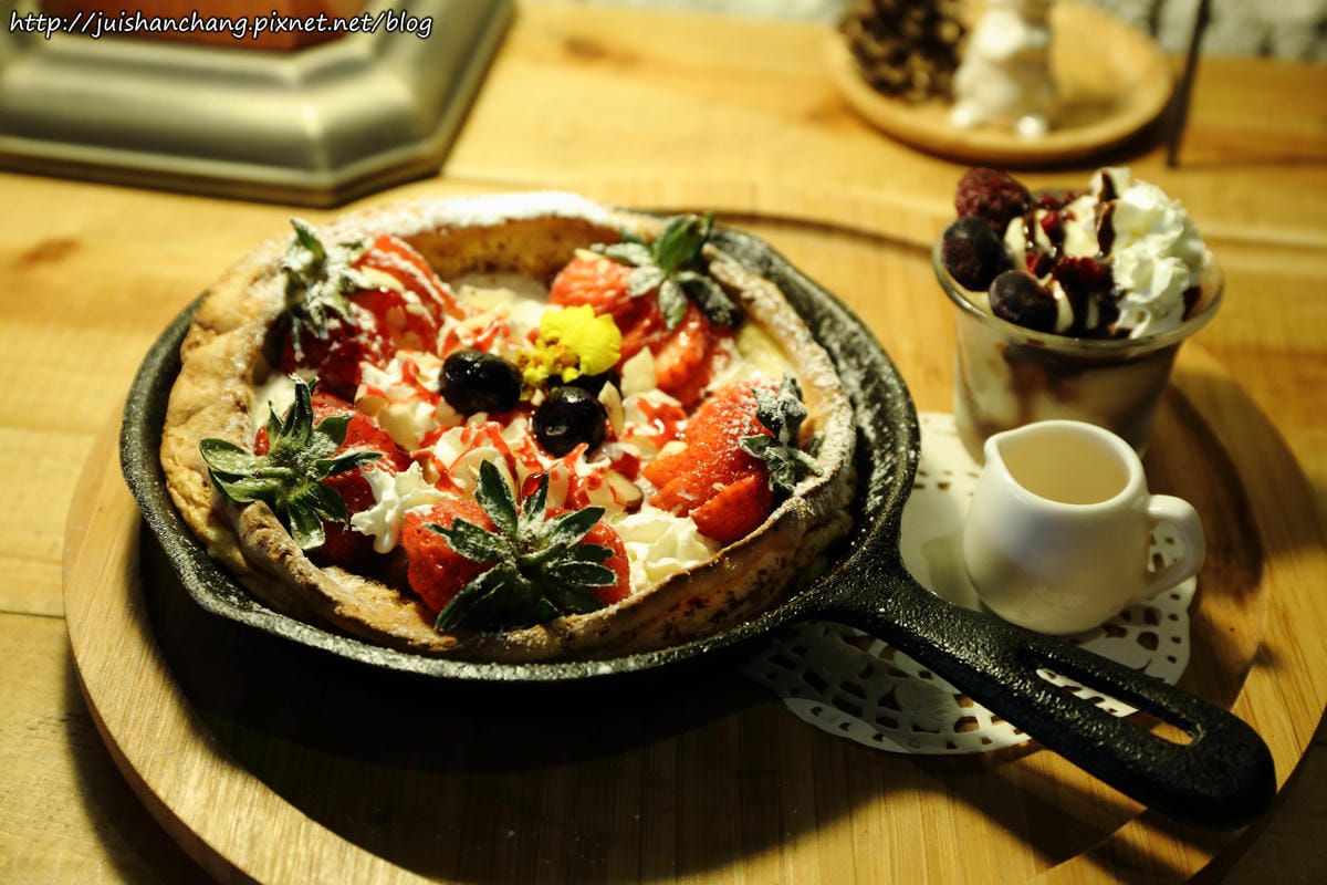 【食║台北】南西六號公寓～鐵鍋鬆餅與狗店長Peko的親密時光，吠～