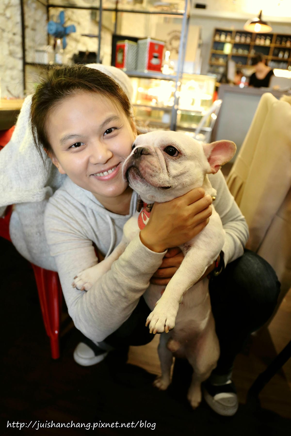 【食║台北】南西六號公寓～鐵鍋鬆餅與狗店長Peko的親密時光，吠～