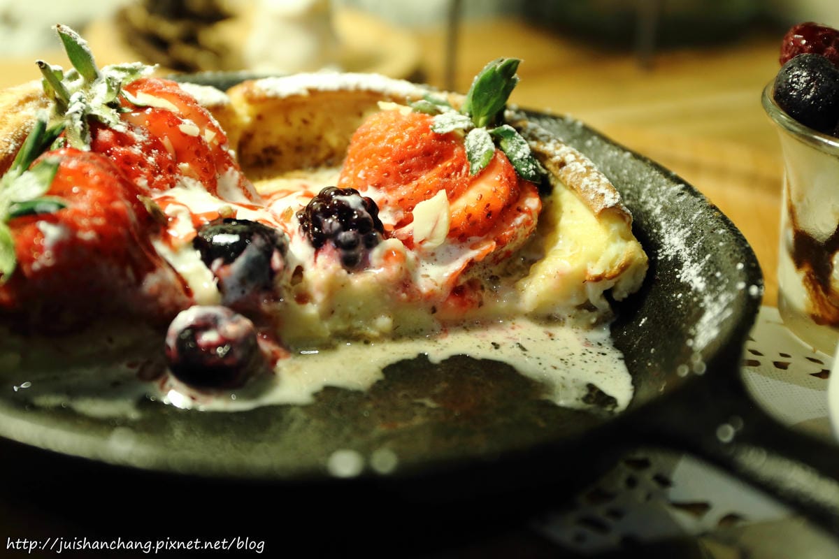 【食║台北】南西六號公寓～鐵鍋鬆餅與狗店長Peko的親密時光，吠～