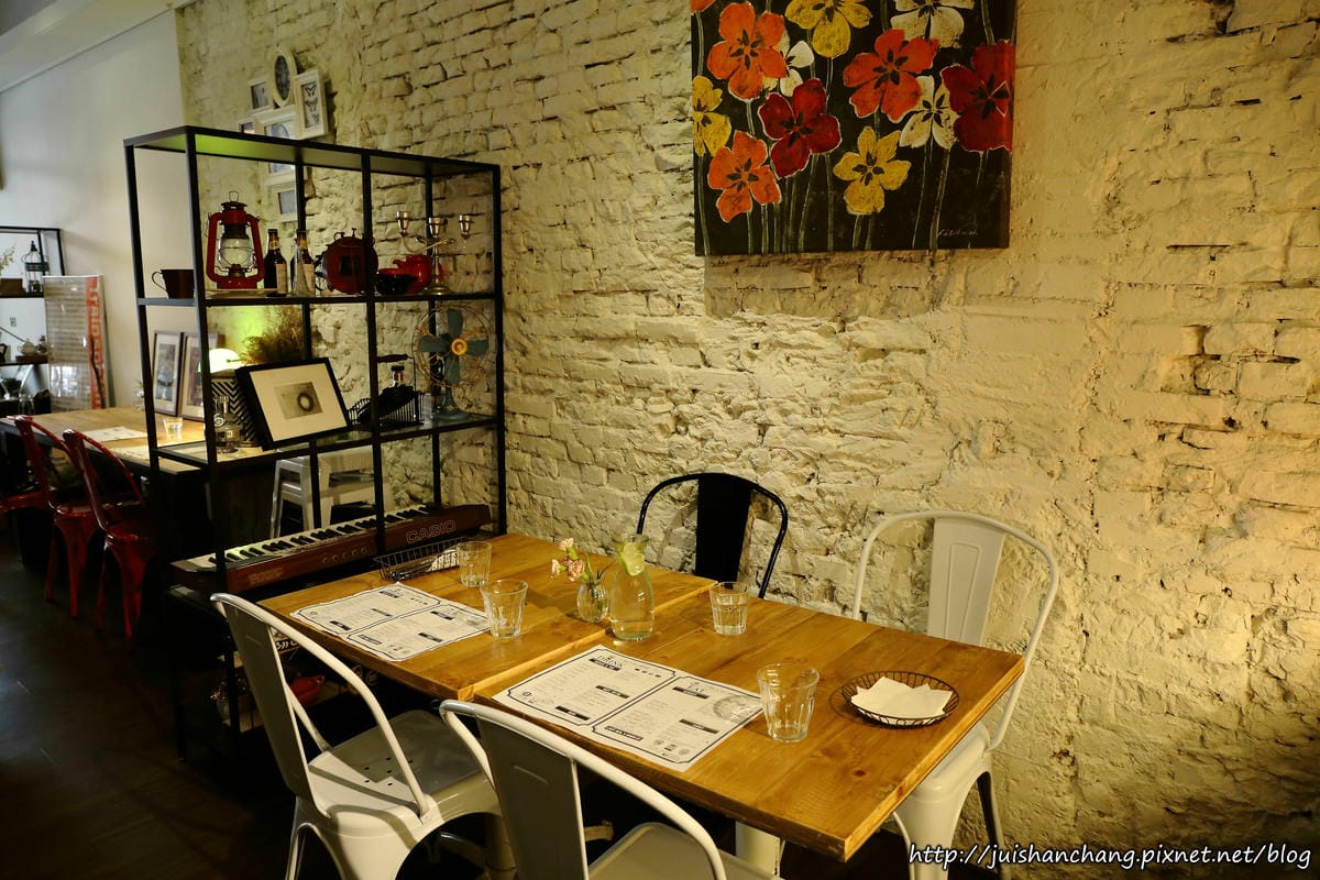 【食║台北】南西六號公寓～鐵鍋鬆餅與狗店長Peko的親密時光，吠～