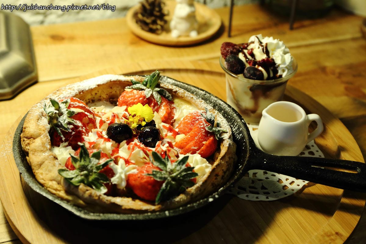 【食║台北】南西六號公寓～鐵鍋鬆餅與狗店長Peko的親密時光，吠～