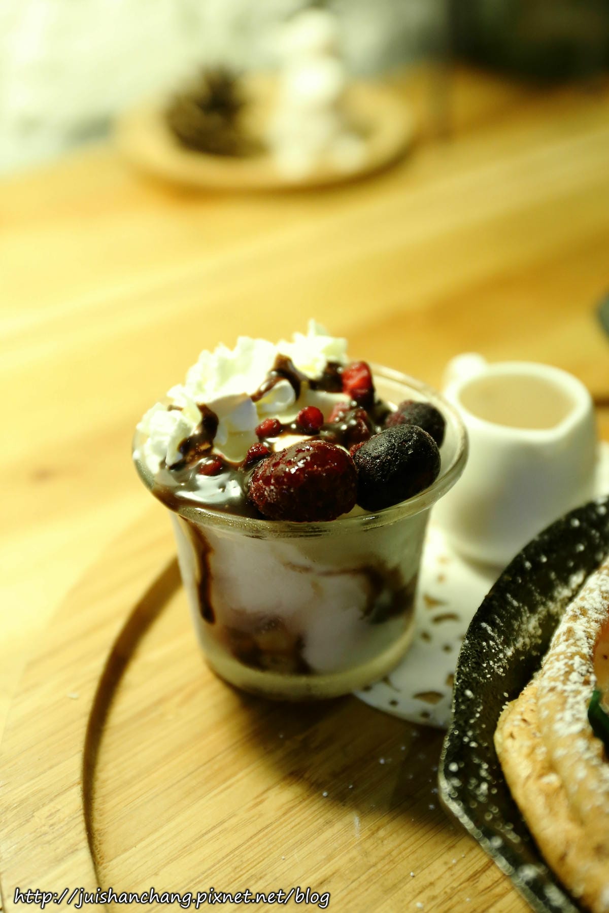 【食║台北】南西六號公寓～鐵鍋鬆餅與狗店長Peko的親密時光，吠～