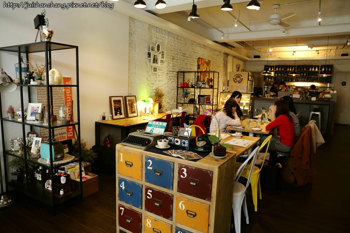 【食║台北】南西六號公寓～鐵鍋鬆餅與狗店長Peko的親密時光，吠～