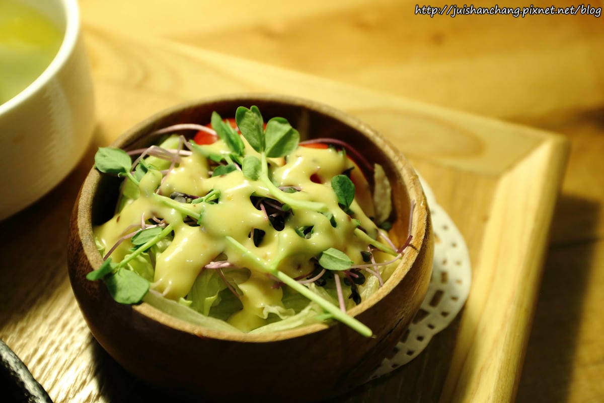 【食║台北】南西六號公寓～鐵鍋鬆餅與狗店長Peko的親密時光，吠～